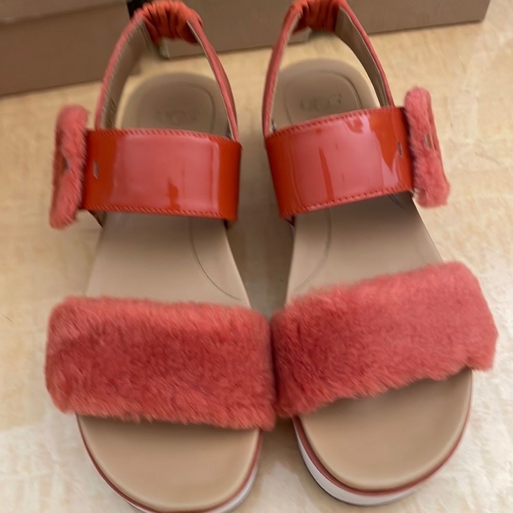 Ugg Women’s Le Fluff Sandal